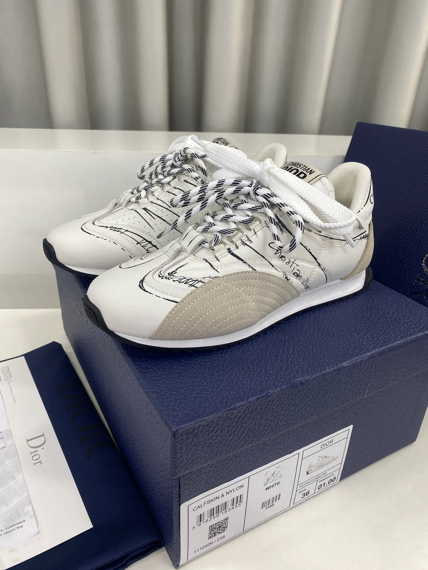 👟👟Ex-factory price 560👟👟 Men's size +10 Dior Dior D-Sketch series graffiti moral shoes casual sports shoes ☑️ D-Sketch sports shoes made a wonderful appearance at the Dior 2025 spring and summer ready-to-wear series show, highlighting the classic retro aesthetics. Crafted from white nylon and calf leather, it's finished with a printed logo inspired by the shoe's production stages, with beige suede calf leather panels and double laces. A handwritten Christian Dior Paris signature adorns the sides, while a Christian Dior Paris signature panel and plaque adorn the heel and tongue. Paired with two-color thin rubber soles, they are more refined and can add high-end temperament to various casual looks. Exquisite packaging at the delivery counter🛍📦 ▪️Fabric: Original customized cowhide/graffiti ▪️Inner foot pads: Breathable mesh ▪️Sole: Original molded non-slip rubber outsole ▪️Sole thickness: 2CM ▪️Size: 35-45 (45 for women and 45 for men, customization is not returnable)